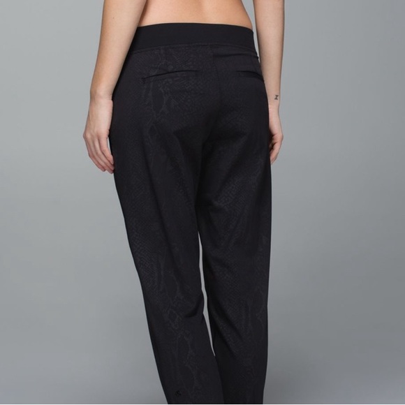lululemon athletica Yoga Party Pant Desert Snake Embossed Black Size 2 - Picture 7 of 8